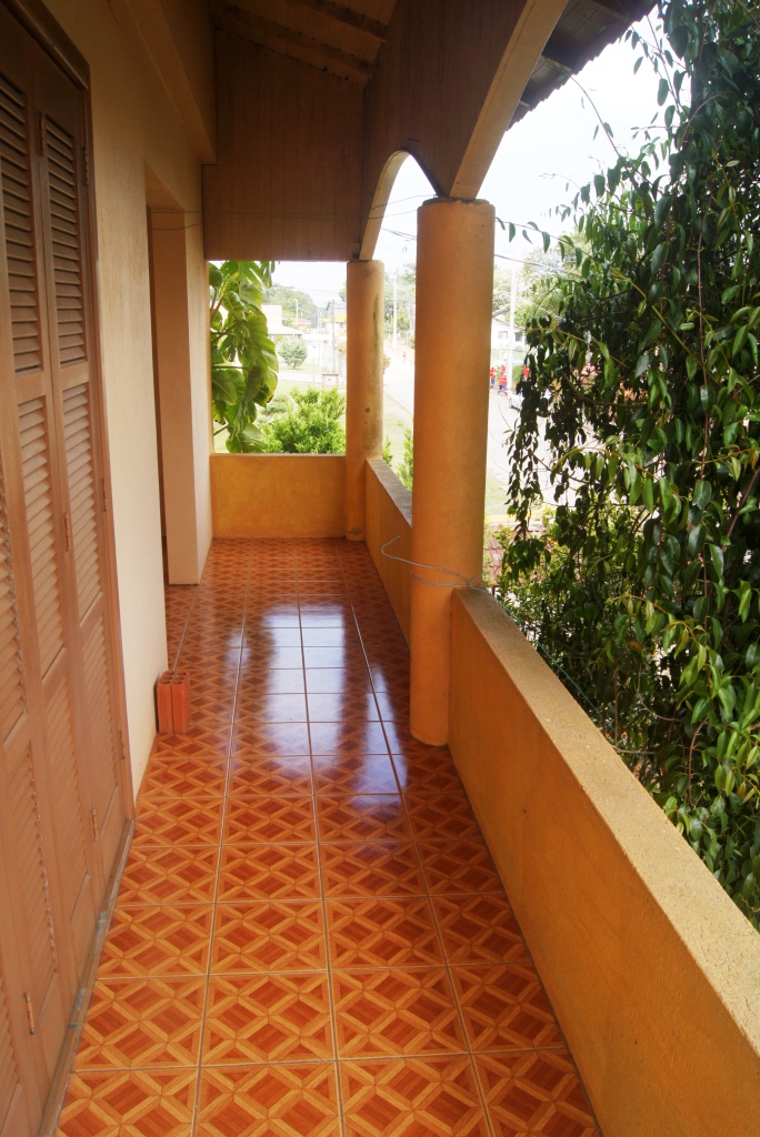 B-222     CASA AMPLA NO BAIRRO GERMÂNIA