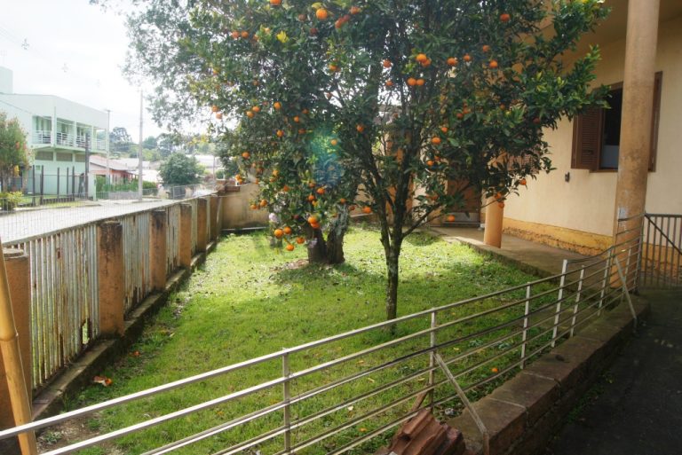 B-222     CASA AMPLA NO BAIRRO GERMÂNIA