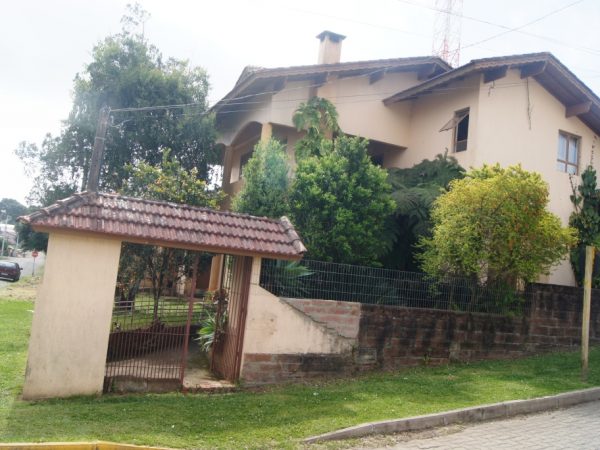 B-222     CASA AMPLA NO BAIRRO GERMÂNIA