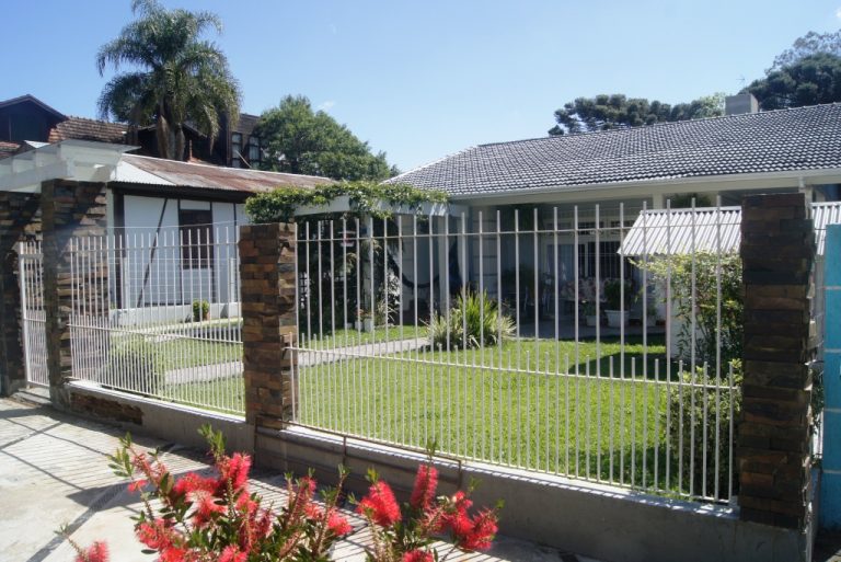 B-210     – CASA NO BAIRRO LOGRADOURO