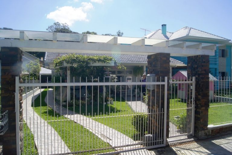 B-210     – CASA NO BAIRRO LOGRADOURO