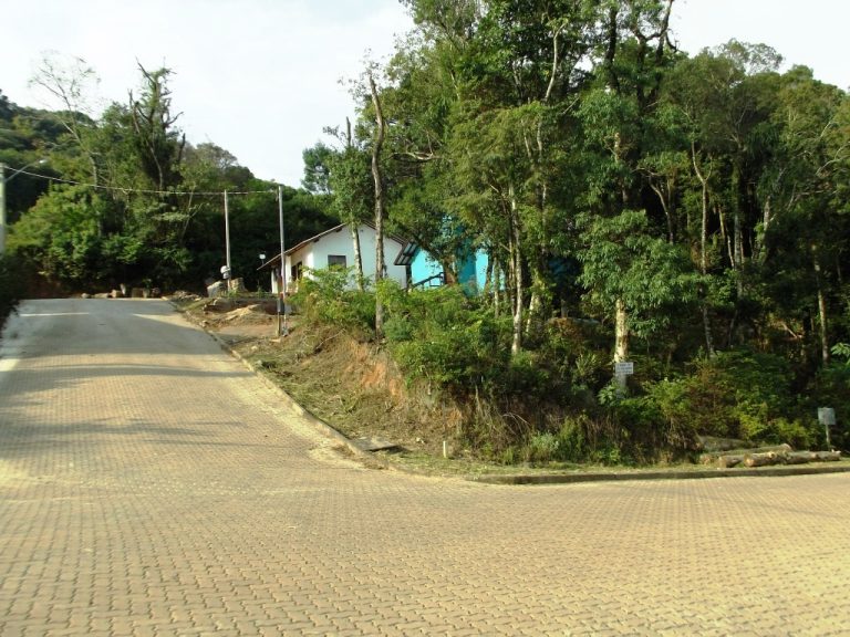 B-09     TERRENO DE ESQUINA