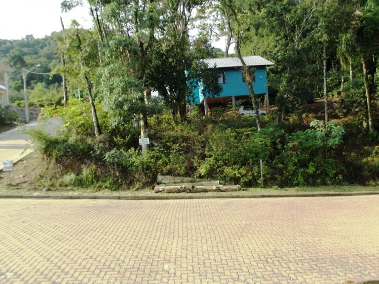 B-09     TERRENO DE ESQUINA