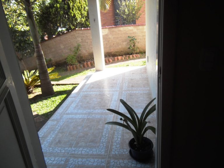 B-220     LINDA E AMPLA CASA EM LUGAR TRANQUILO