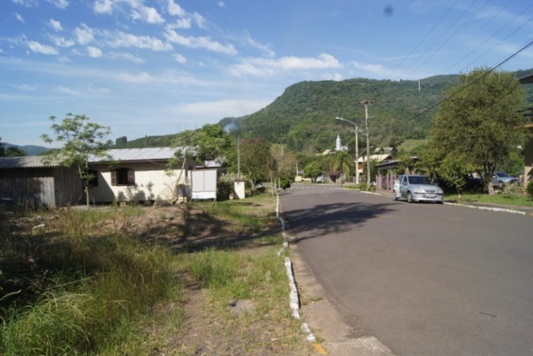 B-61     TERRENO NA CIDADE DE PICADA CAFÉ