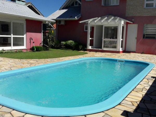 B-253    BELÍSSIMA CASA COM PISCINA
