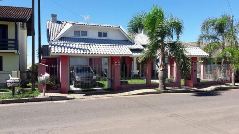 B-253    BELÍSSIMA CASA COM PISCINA
