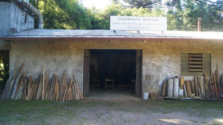 B-1002      FANTÁSTICA ÁREA COM 50 METROS DE FRENTE PARA A RS 235 E COM PAVILHÃO DE 300 M².
