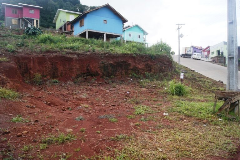 B-73     TERRENO DE ESQUINA NO BAIRRO PIÁ