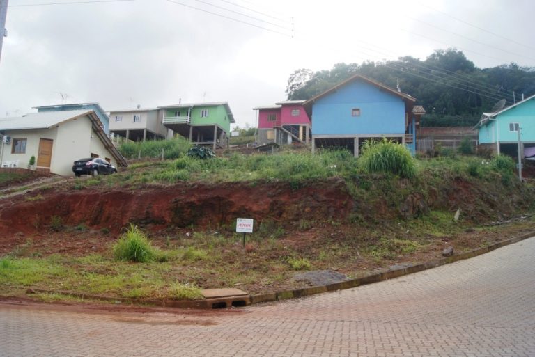 B-73     TERRENO DE ESQUINA NO BAIRRO PIÁ