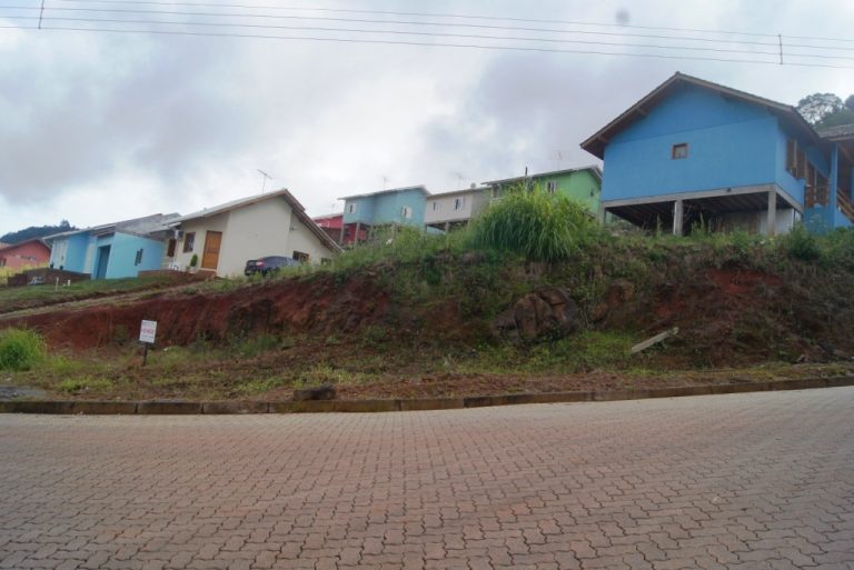 B-73     TERRENO DE ESQUINA NO BAIRRO PIÁ