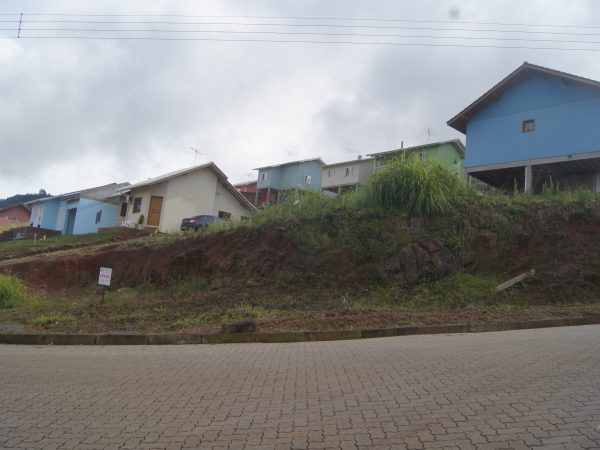 B-73     TERRENO DE ESQUINA NO BAIRRO PIÁ