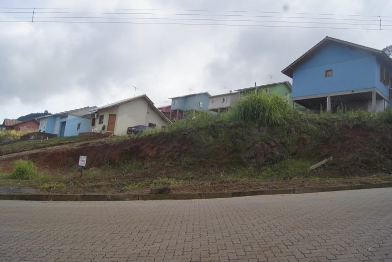 B-73     TERRENO DE ESQUINA NO BAIRRO PIÁ