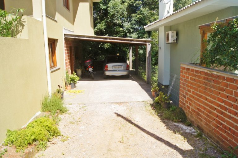 B-273     CASA SEMINOVA NO BAIRRO POUSADA DA NEVE