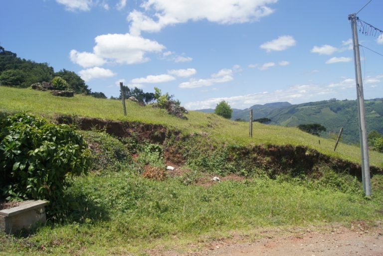 B-67      TERRENO COM EXUBERANTE VISTA PANORÂMICA