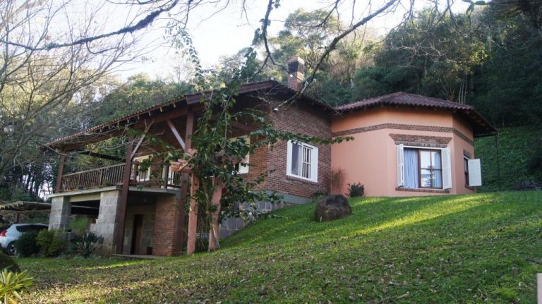 B-271     CASA AMPLA E DE ALTO NÍVEL NO POUSADA DA NEVE