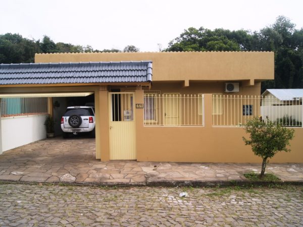B-277     LINDA E AMPLA CASA NO BAIRRO GERMÂNIA