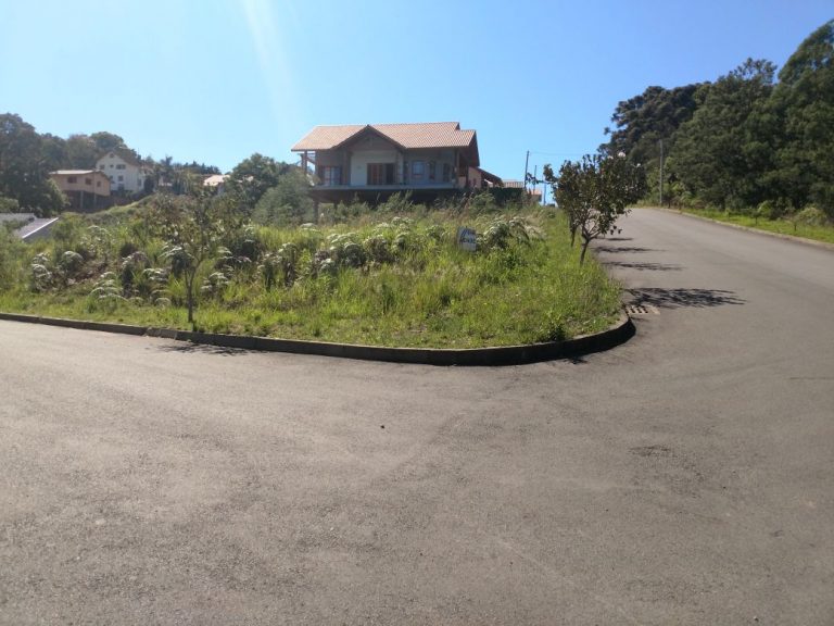 B-42     EXCELENTE TERRENO DE ESQUINA