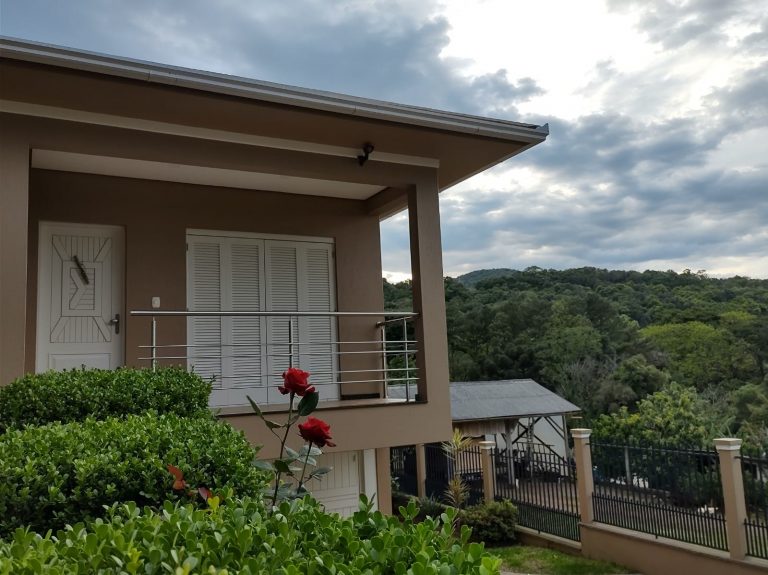 B-302     LINDÍSSIMA CASA EM MORRO REUTER