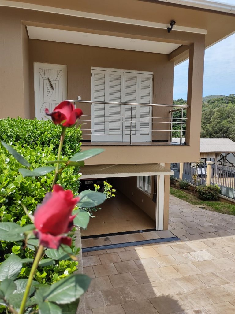 B-302     LINDÍSSIMA CASA EM MORRO REUTER