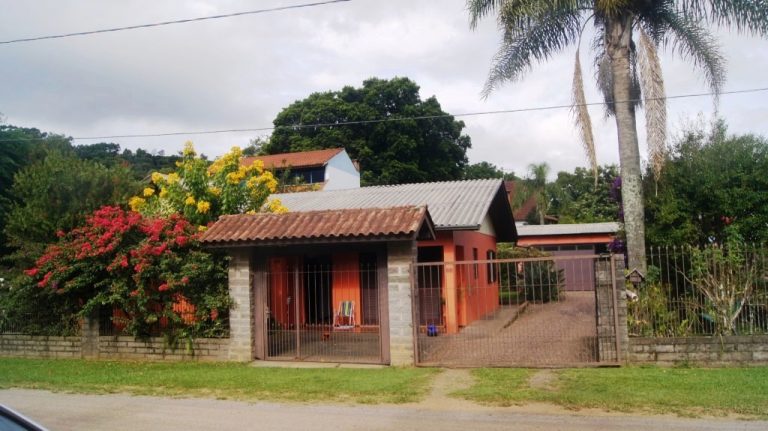 B-294     CASA TODA CERCADA E COM BELO POMAR