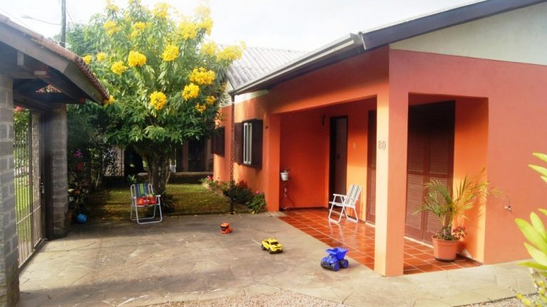 B-294     CASA TODA CERCADA E COM BELO POMAR