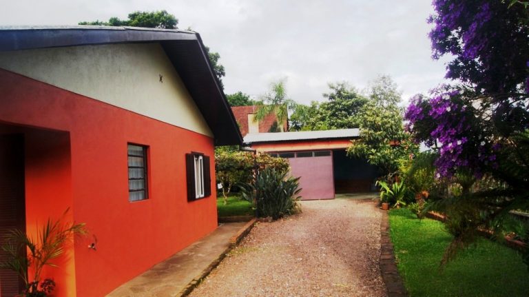 B-294     CASA TODA CERCADA E COM BELO POMAR