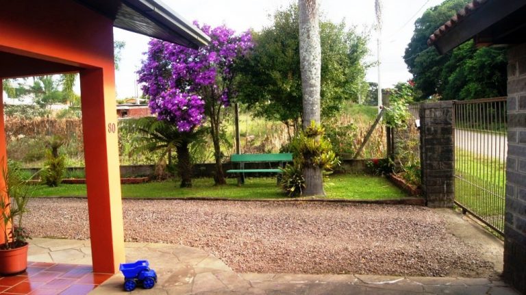 B-294     CASA TODA CERCADA E COM BELO POMAR