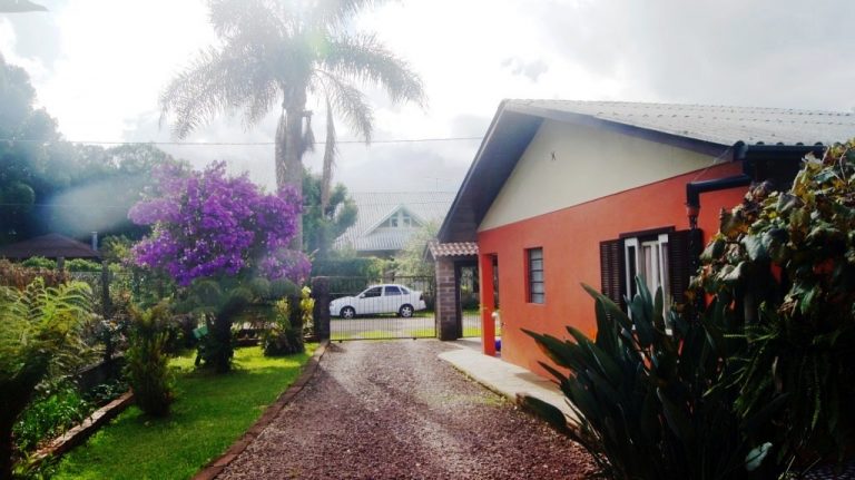 B-294     CASA TODA CERCADA E COM BELO POMAR