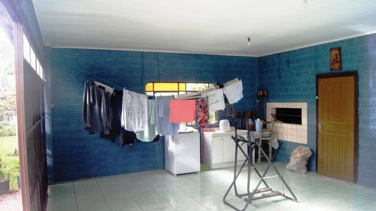 B-294     CASA TODA CERCADA E COM BELO POMAR