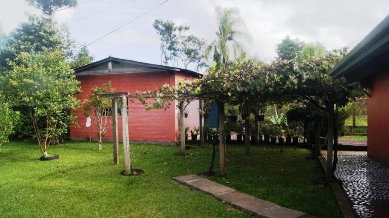 B-294     CASA TODA CERCADA E COM BELO POMAR