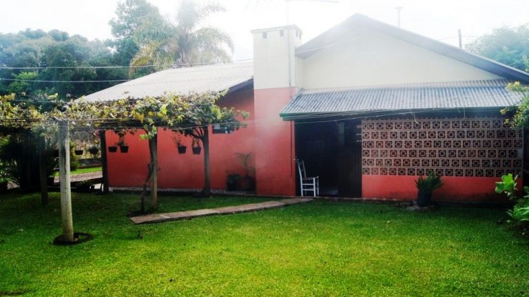 B-294     CASA TODA CERCADA E COM BELO POMAR