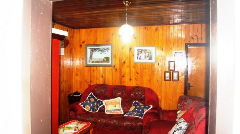 B-294     CASA TODA CERCADA E COM BELO POMAR