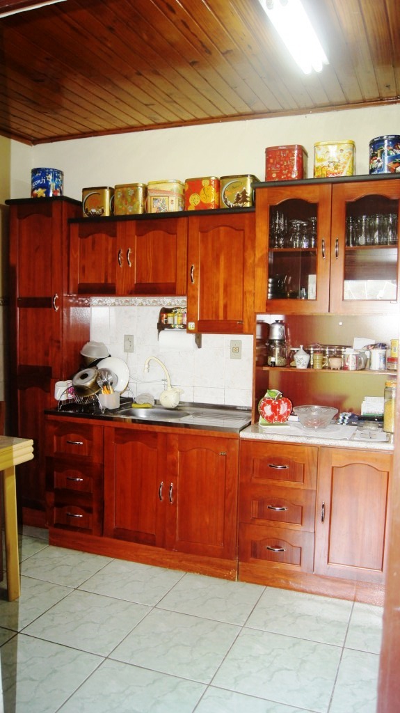 B-294     CASA TODA CERCADA E COM BELO POMAR