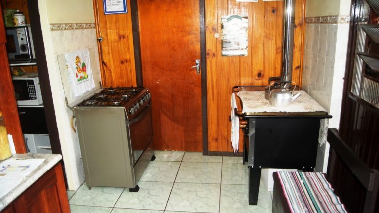 B-294     CASA TODA CERCADA E COM BELO POMAR
