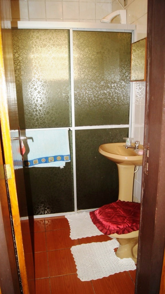 B-294     CASA TODA CERCADA E COM BELO POMAR