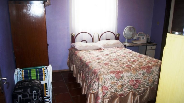 B-294     CASA TODA CERCADA E COM BELO POMAR
