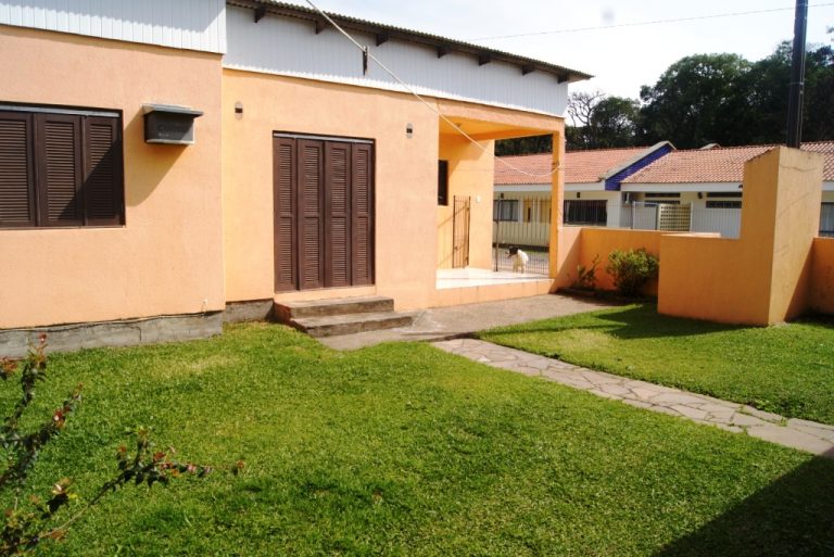 B-299     LINDA E AMPLA CASA DE ESQUINA NO CENTRO DE NOVA PETRÓPOLIS
