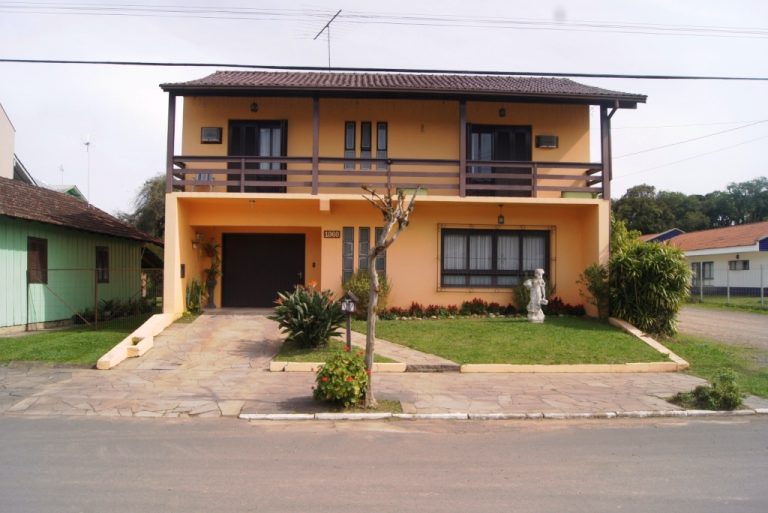 B-299     LINDA E AMPLA CASA DE ESQUINA NO CENTRO DE NOVA PETRÓPOLIS