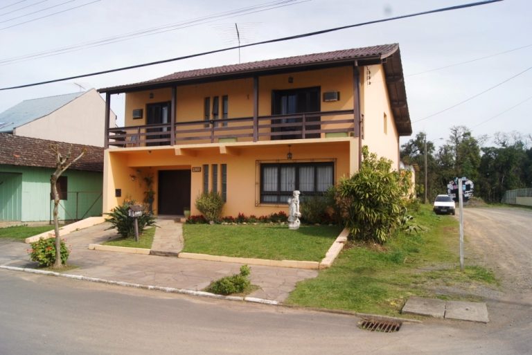 B-299     LINDA E AMPLA CASA DE ESQUINA NO CENTRO DE NOVA PETRÓPOLIS
