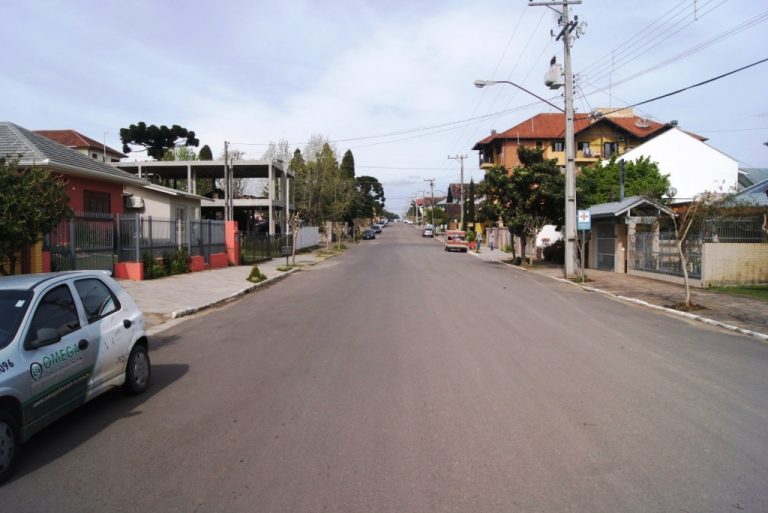 B-299     LINDA E AMPLA CASA DE ESQUINA NO CENTRO DE NOVA PETRÓPOLIS
