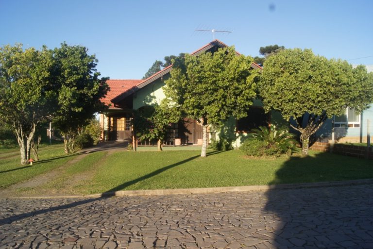 B-307     CASA NUM AMPLO TERRENO!!!