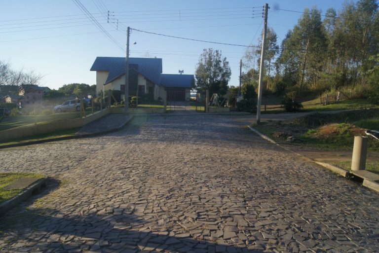 B-307     CASA NUM AMPLO TERRENO!!!