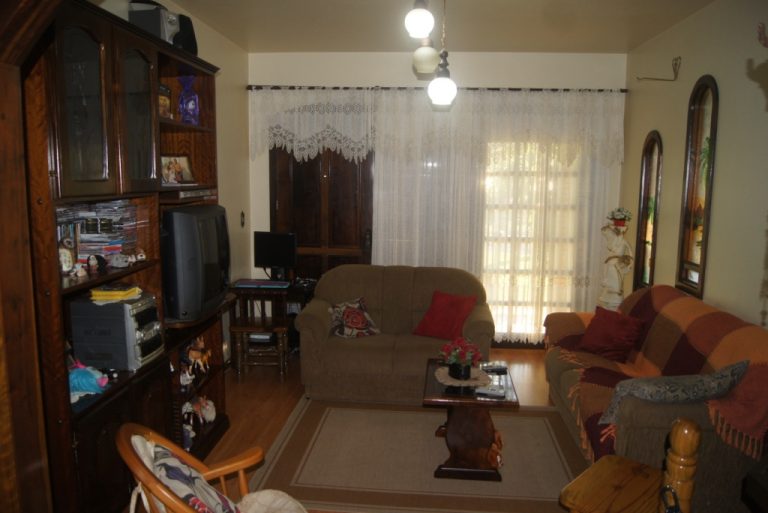 B-307     CASA NUM AMPLO TERRENO!!!