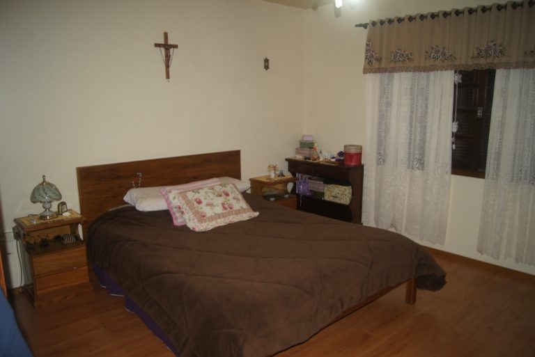 B-307     CASA NUM AMPLO TERRENO!!!