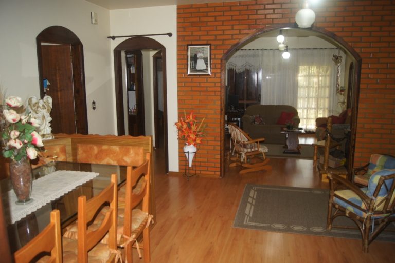 B-307     CASA NUM AMPLO TERRENO!!!