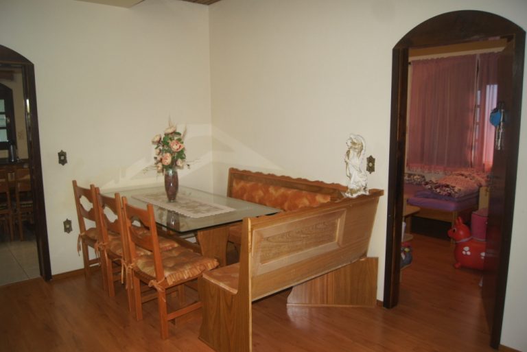 B-307     CASA NUM AMPLO TERRENO!!!