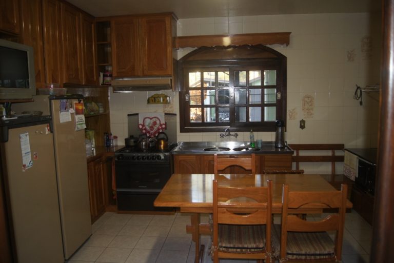 B-307     CASA NUM AMPLO TERRENO!!!