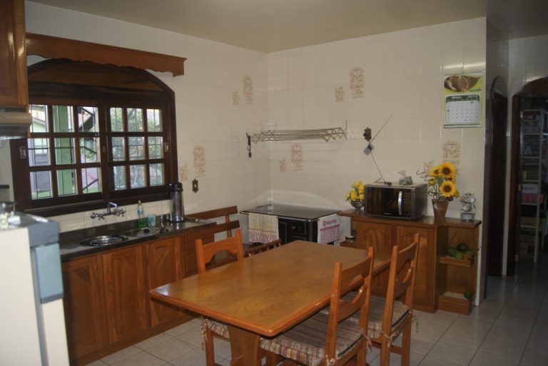 B-307     CASA NUM AMPLO TERRENO!!!