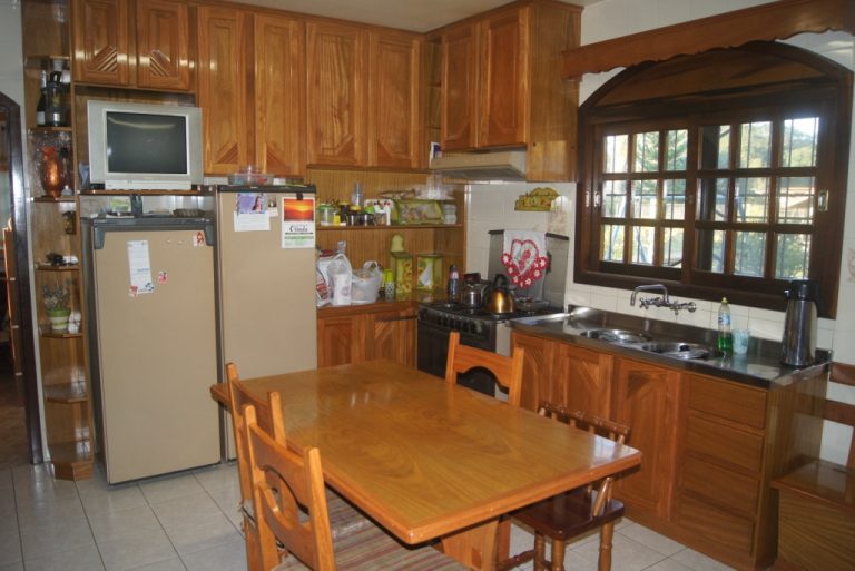B-307     CASA NUM AMPLO TERRENO!!!